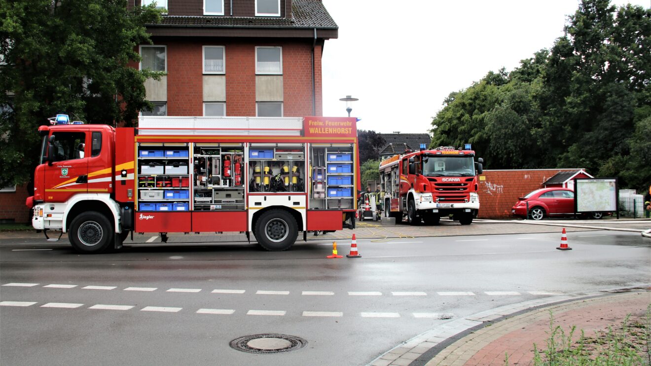 Die Feuerwehr Wallenhorst im Dauereinsatz nach dem starken Regen am Mittwochnachmittag. Foto: Marc Dallmöller / md-foto.com