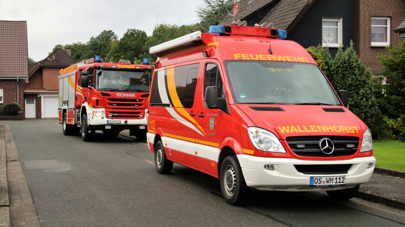 Die Feuerwehr Wallenhorst im Dauereinsatz nach dem starken Regen am Mittwochnachmittag. Foto: Marc Dallmöller / md-foto.com