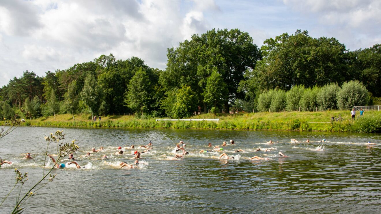 Erste Disziplin des Kanal-Cups: 500 Meter Schwimmen. Foto: André Thöle