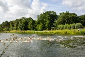 Erste Disziplin des Kanal-Cups: 500 Meter Schwimmen. Foto: André Thöle