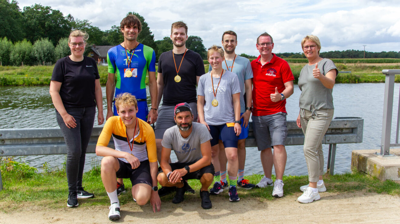 Martina Unland und Alexander Kühl (Kolpingsfamilie Hollage) sowie Doris Wächter (terre des hommes) mit den Bestplatzierten des Kanal-Cups 2023. Foto: André Thöle