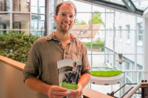 Wallenhorsts Klimaschutzmanager Stefan Brune lädt zum Stadtradeln ein. Ein Flyer, der an alle Haushalte verteilt wird, informiert über die Details der Aktion. Foto: André Thöle / Gemeinde Wallenhorst