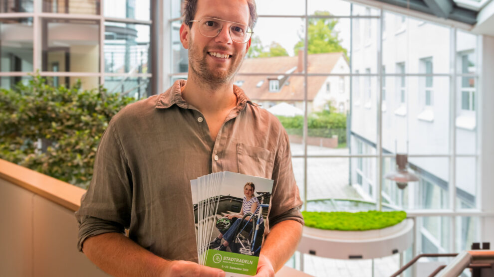 Wallenhorsts Klimaschutzmanager Stefan Brune lädt zum Stadtradeln ein. Ein Flyer, der an alle Haushalte verteilt wird, informiert über die Details der Aktion. Foto: André Thöle / Gemeinde Wallenhorst