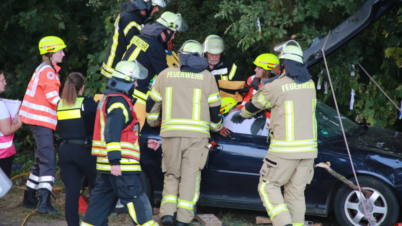 Die Großübung von DRK Wallenhorst, Feuerwehr Rulle und Polizei am Montagabend in Rulle. Foto: Marc Dallmöller / md-foto.com