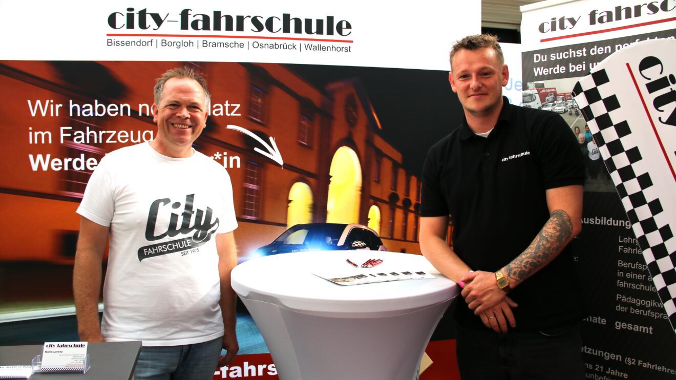 Unternehmen wie die City Fahrschule aus Wallenhorst präsentierten sich auf der Jobmesse in Osnabrück. Foto: Marc Dallmöller / md-foto.com