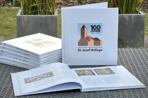 80 Seiten umfasst die Chronik zum Jubiläum „100 Jahre St. Josef Hollage“ Foto: Volker Holtmeyer