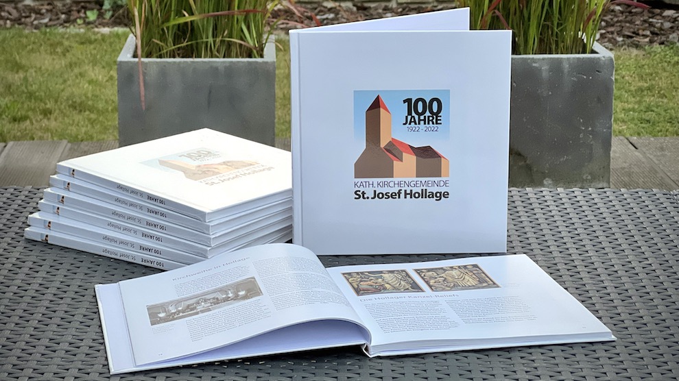 80 Seiten umfasst die Chronik zum Jubiläum „100 Jahre St. Josef Hollage“ Foto: Volker Holtmeyer