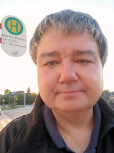 Holger Pellmann an einer Bushaltestelle in Wallenhorst