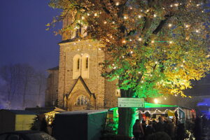 Der Wallenhorster Weihnachtsmarkt kehrt zurück auf den Kirchplatz. Foto: René Sutthoff