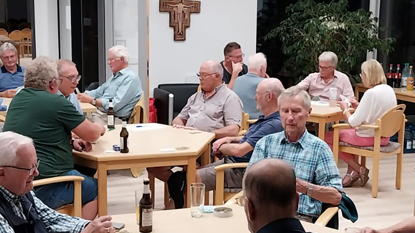 Konzentriert und gut gelaunt spielen die Teilnehmenden beim Kolping-Doppelkopfturnier. Foto: Kolpingsfamilie Hollage