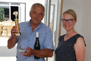 Steffi Kühl überreicht den „St. Josef Cup“ an Wolfgang Eggert. Foto: Kolpingsfamilie Hollage