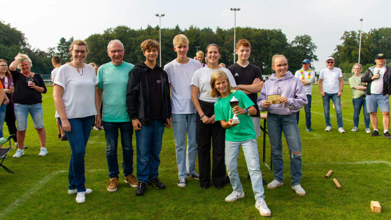 Die Gewinner des Kinderturnier, das Team „Die Hartmanns“ mit Martina Unland und Christian Speer vom Leitungsteam der Kolpingsfamilie Hollage. Foto: André Thöle