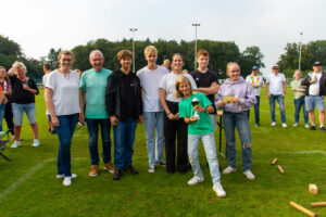 Die Gewinner des Kinderturnier, das Team „Die Hartmanns“ mit Martina Unland und Christian Speer vom Leitungsteam der Kolpingsfamilie Hollage. Foto: André Thöle