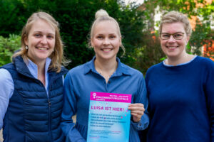 Franziska Matt, Julia Marx und Martina Unland mit einem Hinweis-Plakat auf das „Luisa ist hier!“-Konzept, das beim Hollager Oktoberfest zum Einsatz kommt. Foto: André Thöle / Gemeinde Wallenhorst