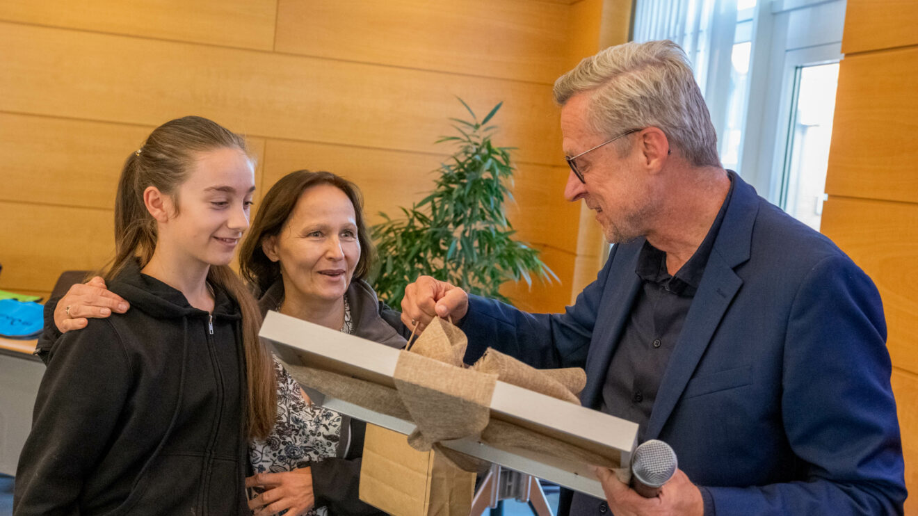 Als Präsent überreichen die Gäste aus Stawiguda ein Bild aus einem Fotowettbewerb, an den auch Schülerinnen und Schüler teilgenommen haben. Foto: André Thöle / Gemeinde Wallenhorst