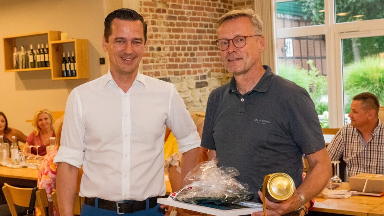 Kleine Geschenke erhalten die Freundschaft: Stawigudas Bürgermeister Michał Kontraktowicz (links) und sein Wallenhorster Amtskollege Otto Steinkamp. Foto: André Thöle