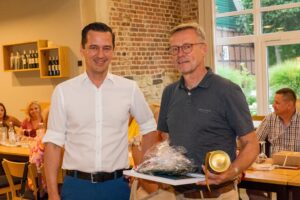 Kleine Geschenke erhalten die Freundschaft: Stawigudas Bürgermeister Michał Kontraktowicz (links) und sein Wallenhorster Amtskollege Otto Steinkamp. Foto: André Thöle