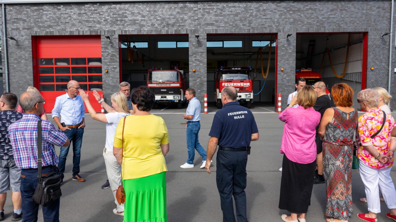 Ortsbrandmeister Ansgar Osterbrink (Mitte) erläutert seinen Gästen das Ruller Feuerwehrhaus. Foto: André Thöle