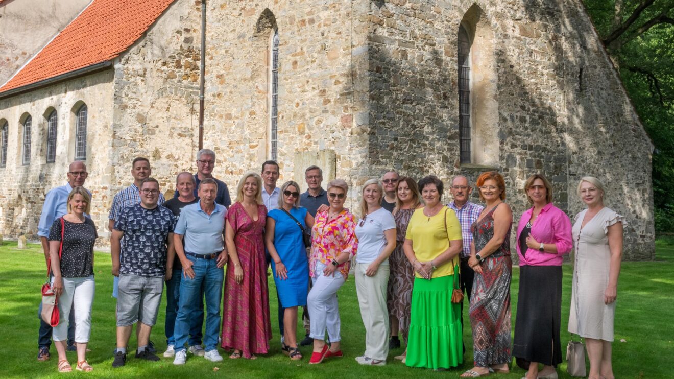 Die Delegation aus Stawiguda vor der Alten Kirche in Wallenhorst. Foto: André Thöle