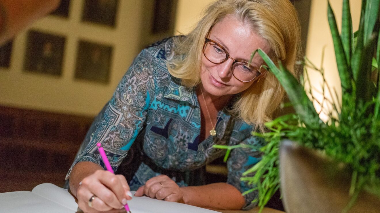 Magdalena Matracka, stellvertretende Bürgermeisterin von Stawiguda, hinterlässt einen Gruß im Gästebuch des Osnabrücker Friedenssaals. Foto: André Thöle