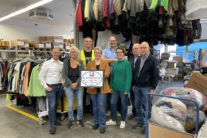 Sie kooperieren für die Altkleidersammlung im Osnabrücker Land (v.l.n.r.): Christian Löwentat (Malteser Hilfsdienst e.V.), Ruth Markus (DLRG), Christian Große-Hartlage (AWIGO), Ines Rose (DRK Kreisverband Melle & OS-Nord), Urs Hübschmann und Melanie Wolf (beide HHO) sowie Werner Titgemeyer und Andreas Albers (beide Kolping). Foto: D. Pommer/AWIGO