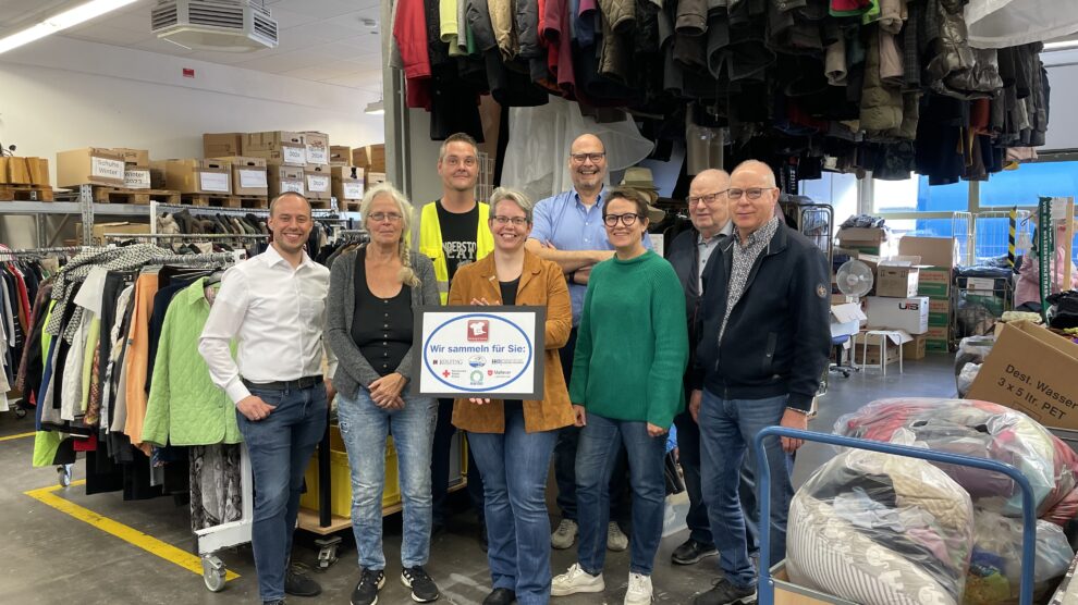 Sie kooperieren für die Altkleidersammlung im Osnabrücker Land (v.l.n.r.): Christian Löwentat (Malteser Hilfsdienst e.V.), Ruth Markus (DLRG), Christian Große-Hartlage (AWIGO), Ines Rose (DRK Kreisverband Melle & OS-Nord), Urs Hübschmann und Melanie Wolf (beide HHO) sowie Werner Titgemeyer und Andreas Albers (beide Kolping). Foto: D. Pommer/AWIGO