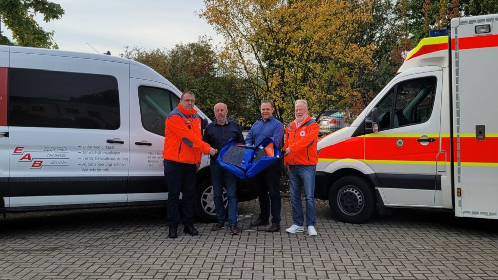 Jens In der Wische (DRK Wallenhorst), Ralf Koch (Geschäftsführer Elektro-Anlagen-Technik EAT GmbH), Dirk Meynert (Geschäftsführer EAB Elektrotechnik GmbH) und Peter Schulte (DRK Wallen.horst) bei der Übergabe des Vakuumschienen-Komplett-Sets. Foto: Marc Dallmöller