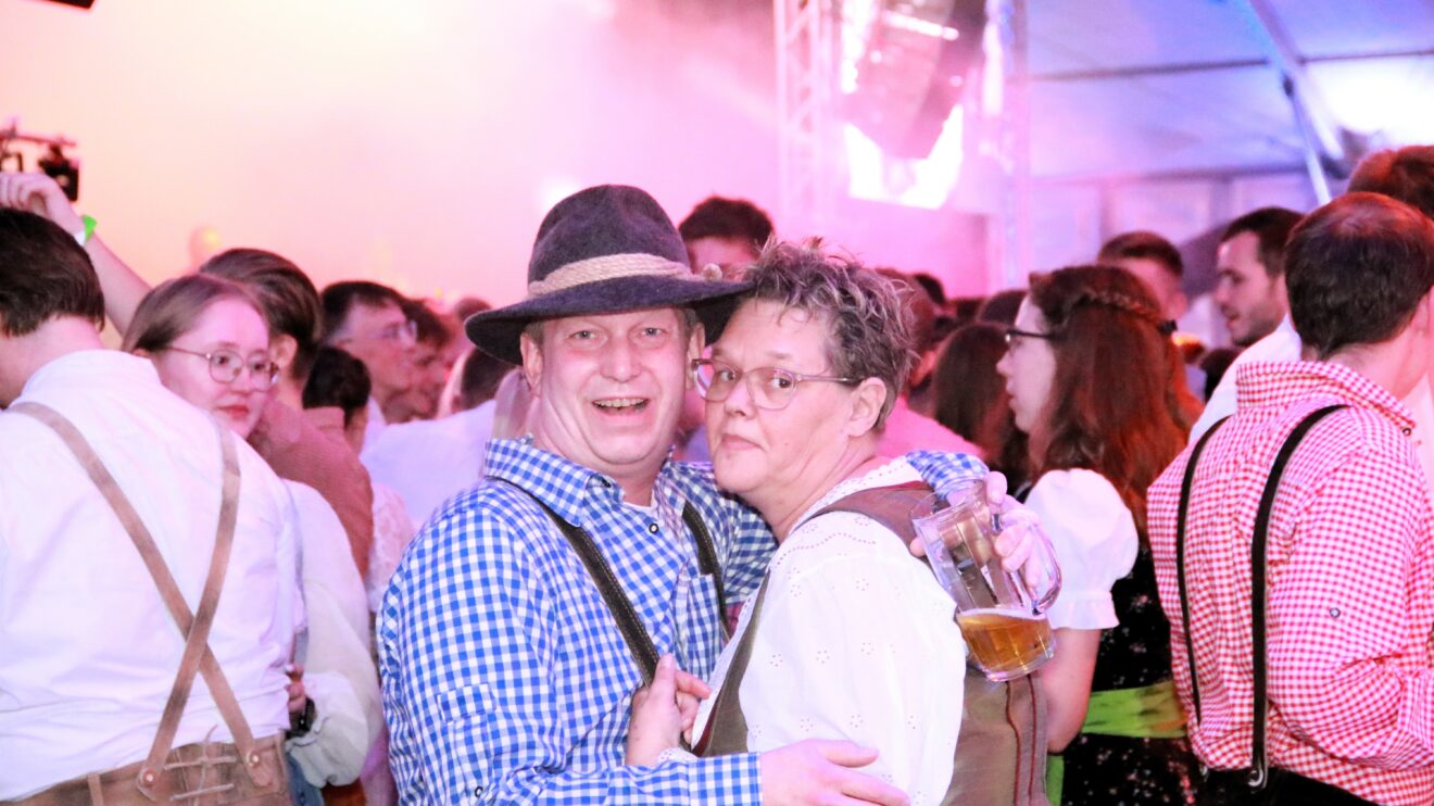 Beste Stimmung beim Hollager Oktoberfest 2023. Foto: Marc Dallmöller / md-foto.com