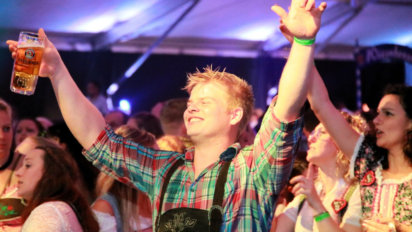 Beste Stimmung beim Hollager Oktoberfest 2023. Foto: Marc Dallmöller / md-foto.com