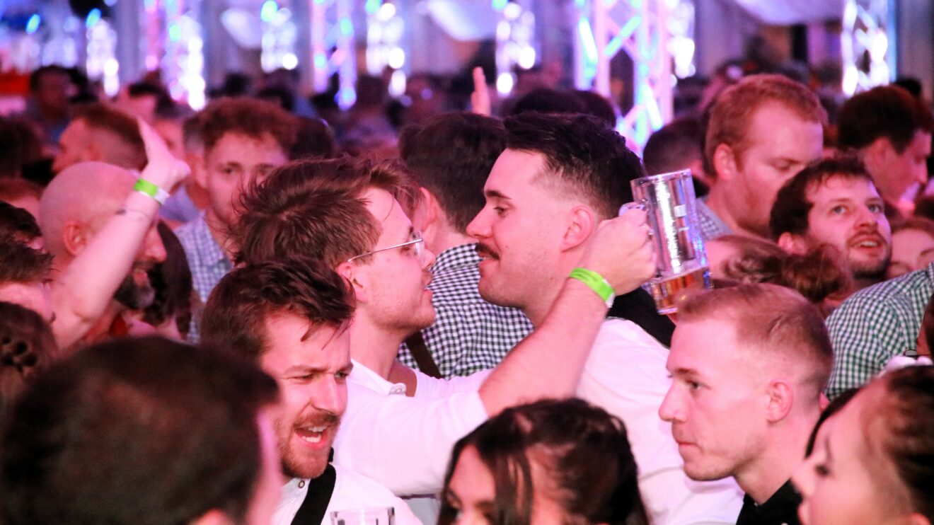 Beste Stimmung beim Hollager Oktoberfest 2023. Foto: Marc Dallmöller / md-foto.com