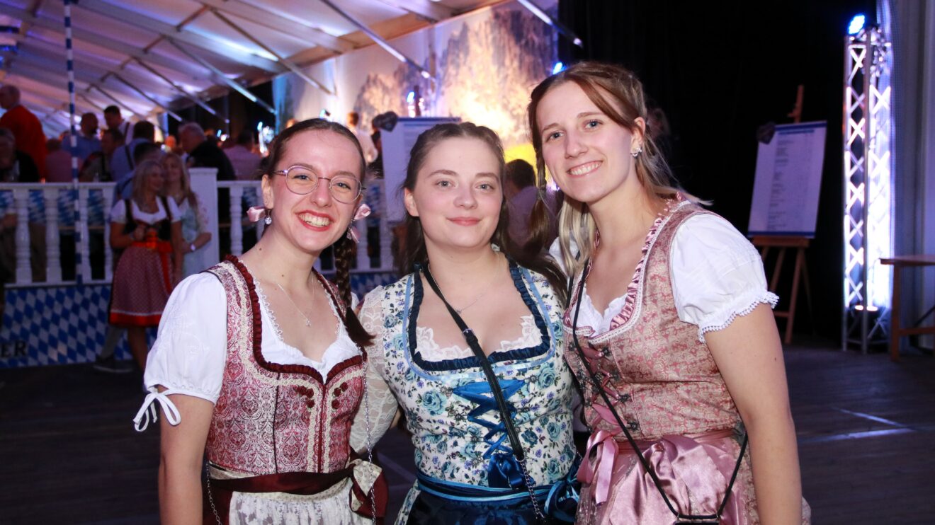 Beste Stimmung beim Hollager Oktoberfest 2023. Foto: Marc Dallmöller / md-foto.com