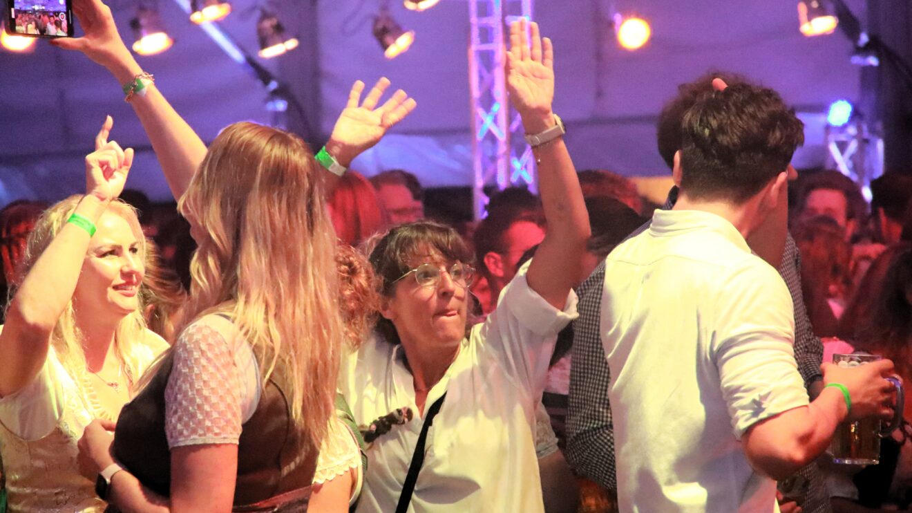 Beste Stimmung beim Hollager Oktoberfest 2023. Foto: Marc Dallmöller / md-foto.com