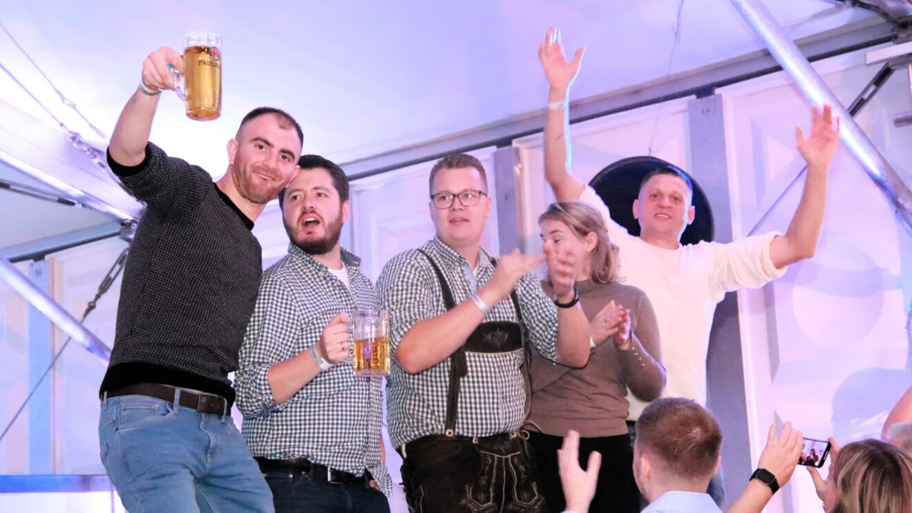 Beste Stimmung beim Hollager Oktoberfest 2023. Foto: Marc Dallmöller / md-foto.com