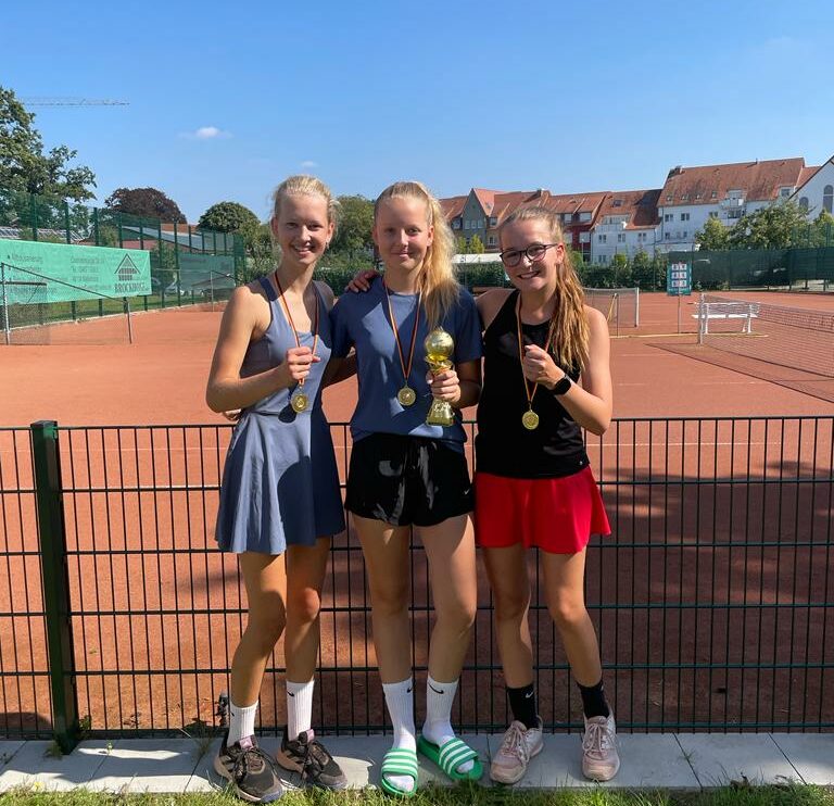 Unsere Juniorinnen A präsentieren stolz Ihren Pokal und Medaillen. Stina Klein, Jule Sutthoff und Annika Siltmann. Foto: TSV Wallenhorst