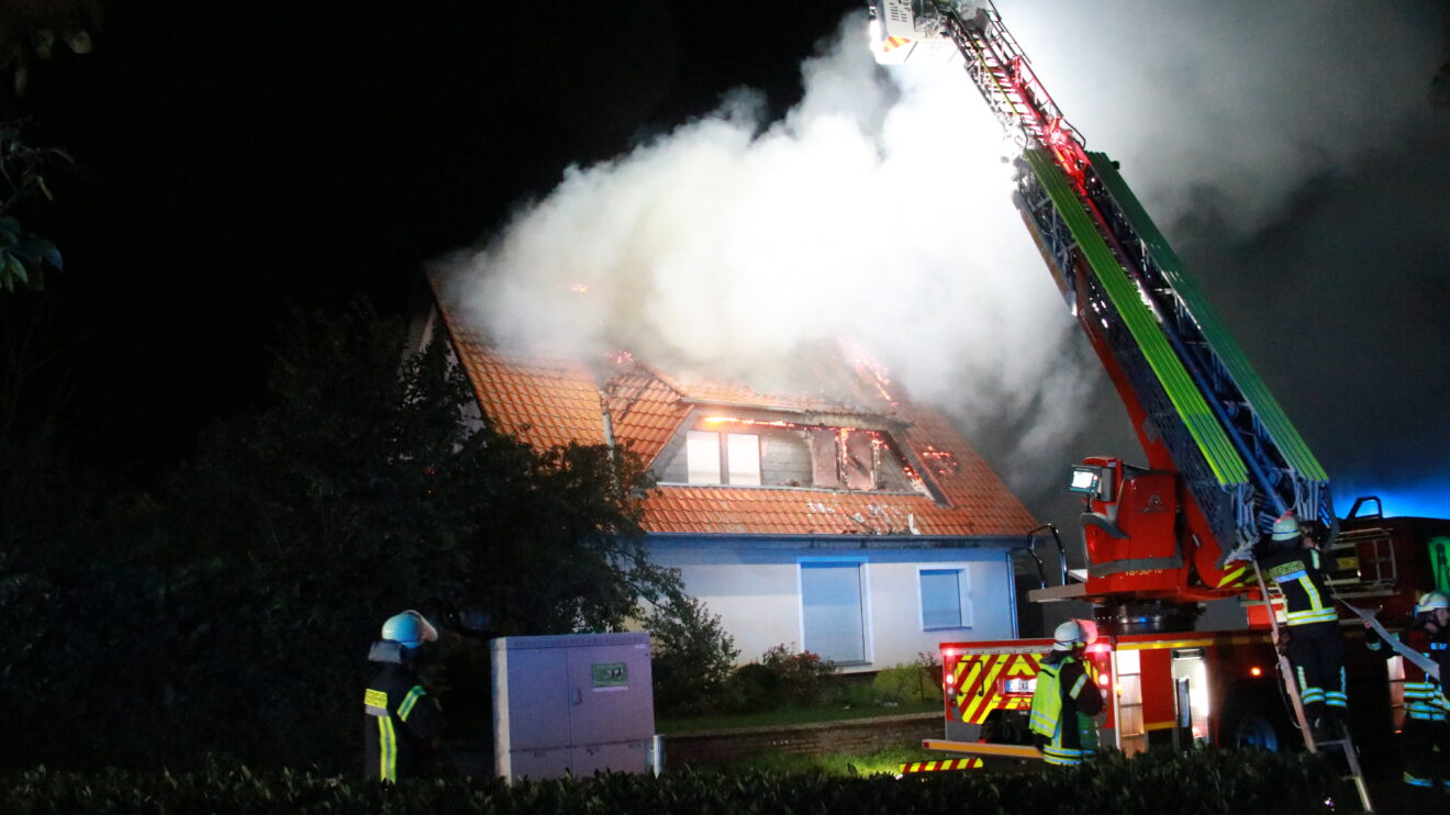 Das Dachgeschoss eines Wohnhauses in Rulle brennt. Foto: Marc Dallmöller / md-foto.com