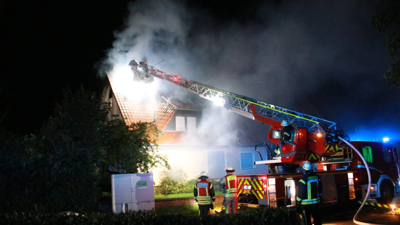 Das Dachgeschoss eines Wohnhauses in Rulle brennt. Foto: Marc Dallmöller / md-foto.com