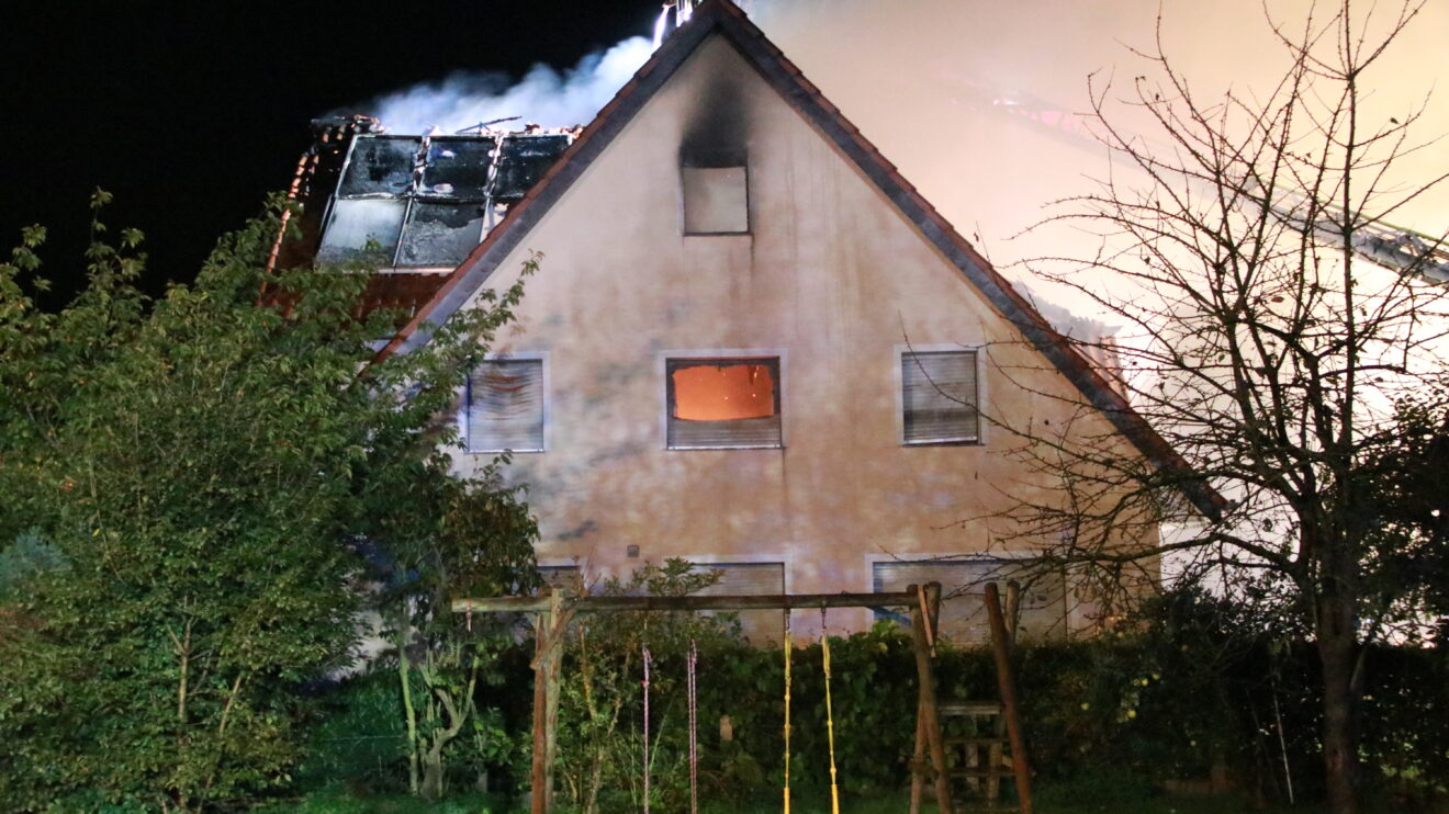 Das Dachgeschoss eines Wohnhauses in Rulle brennt. Foto: Marc Dallmöller / md-foto.com