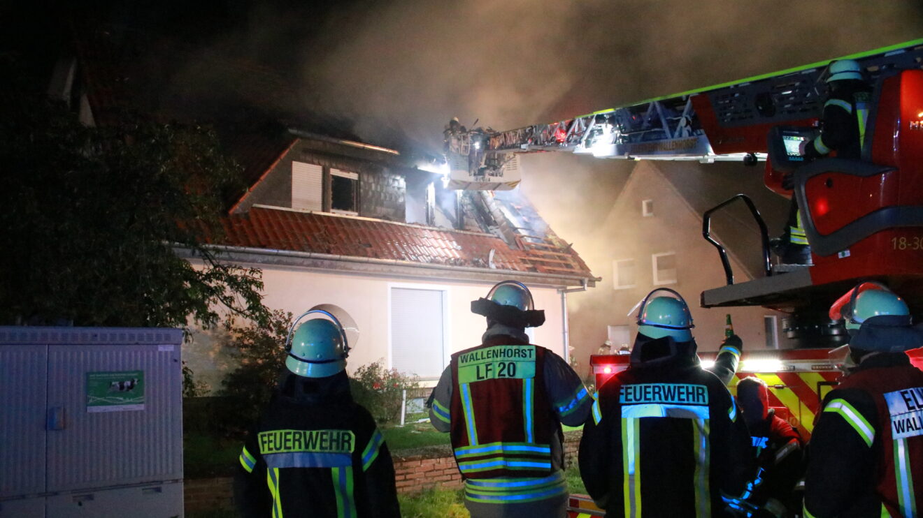 Das Dachgeschoss eines Wohnhauses in Rulle brennt. Foto: Marc Dallmöller / md-foto.com