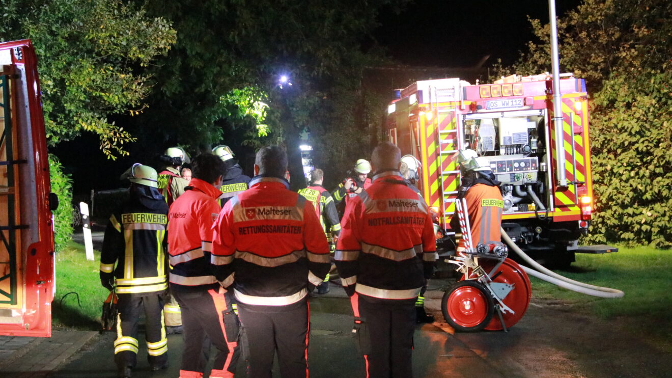 Das Dachgeschoss eines Wohnhauses in Rulle brennt. Foto: Marc Dallmöller / md-foto.com