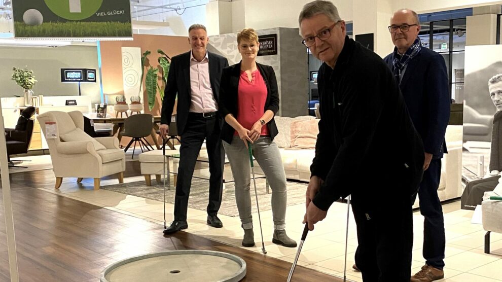 Mario Heinhold (Geschäftsleiter Porta), Luisa Berlin (Wirtschaftsförderin der Gemeinde Wallenhorst), Hans-Jürgen Klumpe (Vorsitzender „Wir für Wallenhorst“) und Hubert Bartke (Vorstand Bürgerstiftung Wallenhorst). Foto: Wir für Wallenhorst