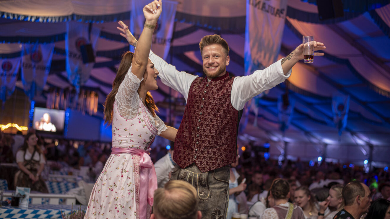 Gute Stimmung bei den Gästen des Hollager Oktoberfestes. Foto: Dominik Kluge