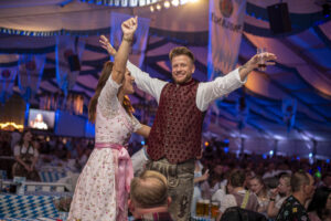 Gute Stimmung bei den Gästen des Hollager Oktoberfestes. Foto: Dominik Kluge