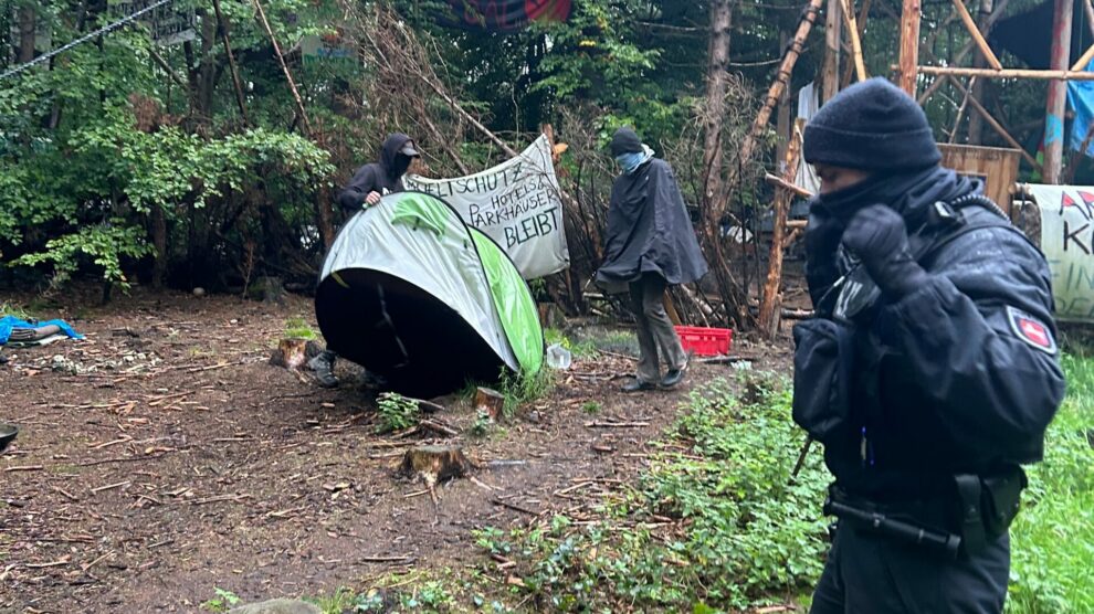 Die Polizei im Einsatz beim Protestcamp „Waldi 45“ zwischen Wallenhorst und Bramsche. Foto: Polizei Osnabrück