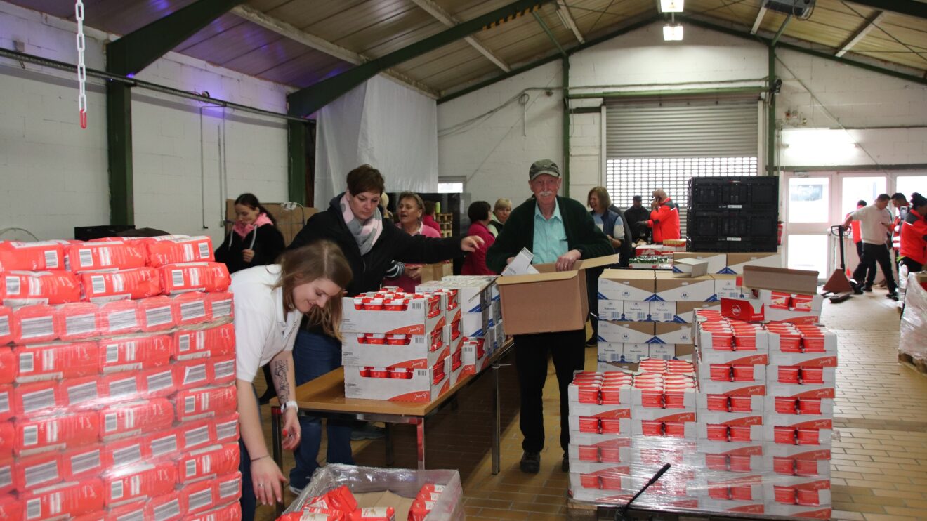 In sieben Schichten packen rund 100 Helfer*innen die Tüten mit Backzutaten für die Kunden der Tafeln in Stadt und Land Osnabrück. Foto: Kirchenkreis Osnabrück / Maren Bergmann