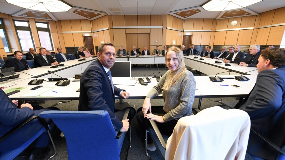 Volles Engagement in Hannover: Landrätin Anna Kebschull war mit den Bürgermeisterinnen und Bürgermeistern aus dem Landkreis Osnabrück eigens bei Wirtschaftsminister Olaf Lies vorstellig geworden, um gegen den Förderstopp des Landes beim Breitbandausbau zu protestieren. Mit Erfolg, denn das Land hat die Förderung in den Haushalt für das kommende Jahr eingeplant. Foto: Landkreis Osnabrück/Nancy Heusel