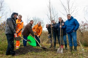 Pflanzen die Moorbirke ein (von links): Rüdiger Schulz, Peter Kruse, Andre Budke, Hubert Pohlmann, Bürgermeister Otto Steinkamp, Isabella Markfort, Guido Pott und André Schwegmann. Foto: André Thöle