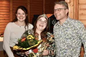 Freut sich über ihre Wahl: Prinzessin Christin I. (Placke) mit ihrer Zofe Annika (Speer) und ihrem Ritter Albin (Sonneck). Foto: Kurt Flegel / Kolpingsfamilie Hollage