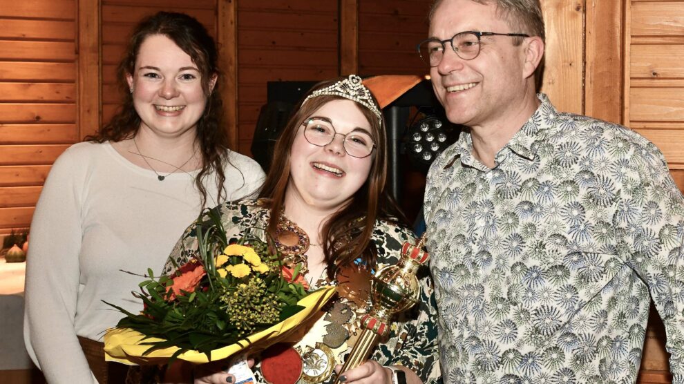 Freut sich über ihre Wahl: Prinzessin Christin I. (Placke) mit ihrer Zofe Annika (Speer) und ihrem Ritter Albin (Sonneck). Foto: Kurt Flegel / Kolpingsfamilie Hollage