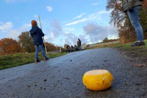 Beim Kloatscheeten wird im Gegensatz zum Boßeln nicht mit einer Kugel sondern mit einer abgerundeten Scheibe geworfen. Foto: André Thöle / Kolpingsfamilie Hollage