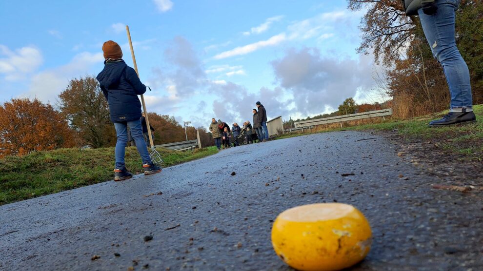 Beim Kloatscheeten wird im Gegensatz zum Boßeln nicht mit einer Kugel sondern mit einer abgerundeten Scheibe geworfen. Foto: André Thöle / Kolpingsfamilie Hollage